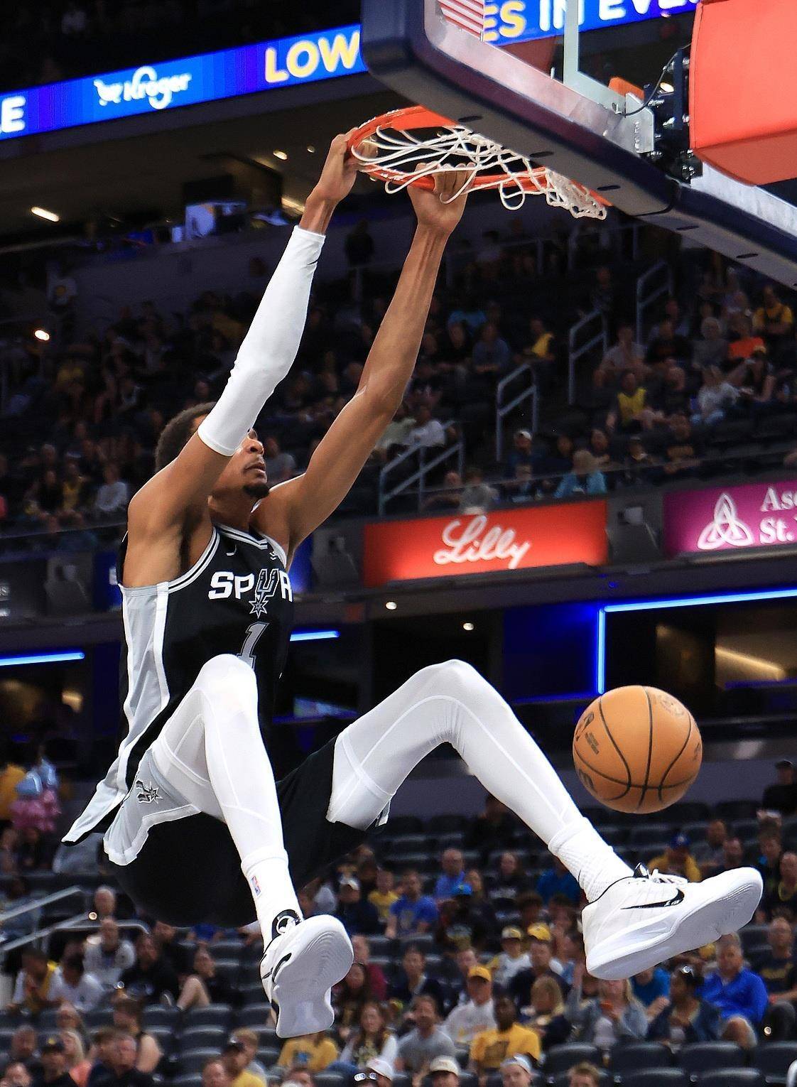 包含公牛客场大胜马刺，拉文抢断上篮得手的词条